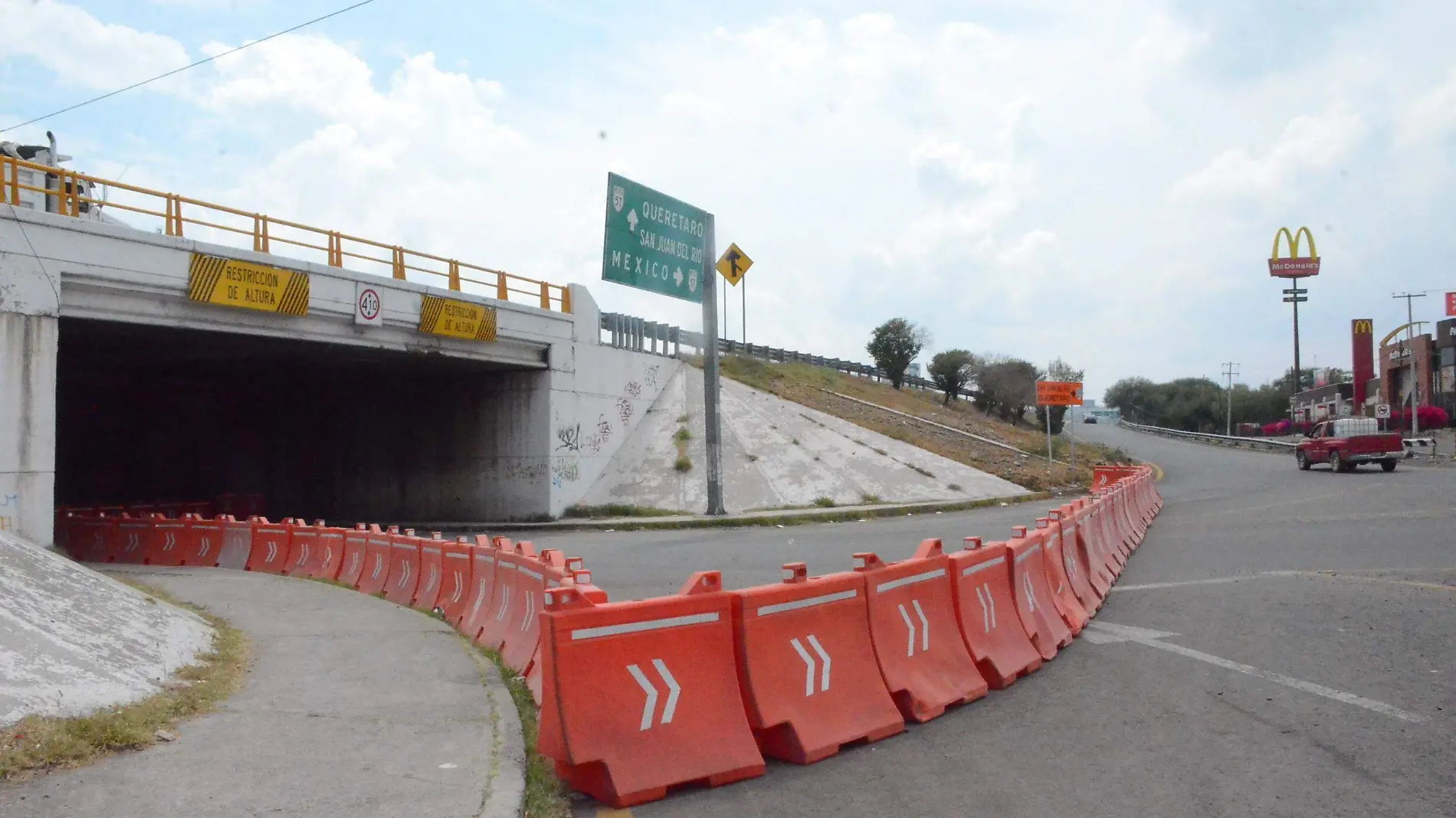 La obra de remodelaci_n del puente de la autopista federal 57 que cruza por el boulevard